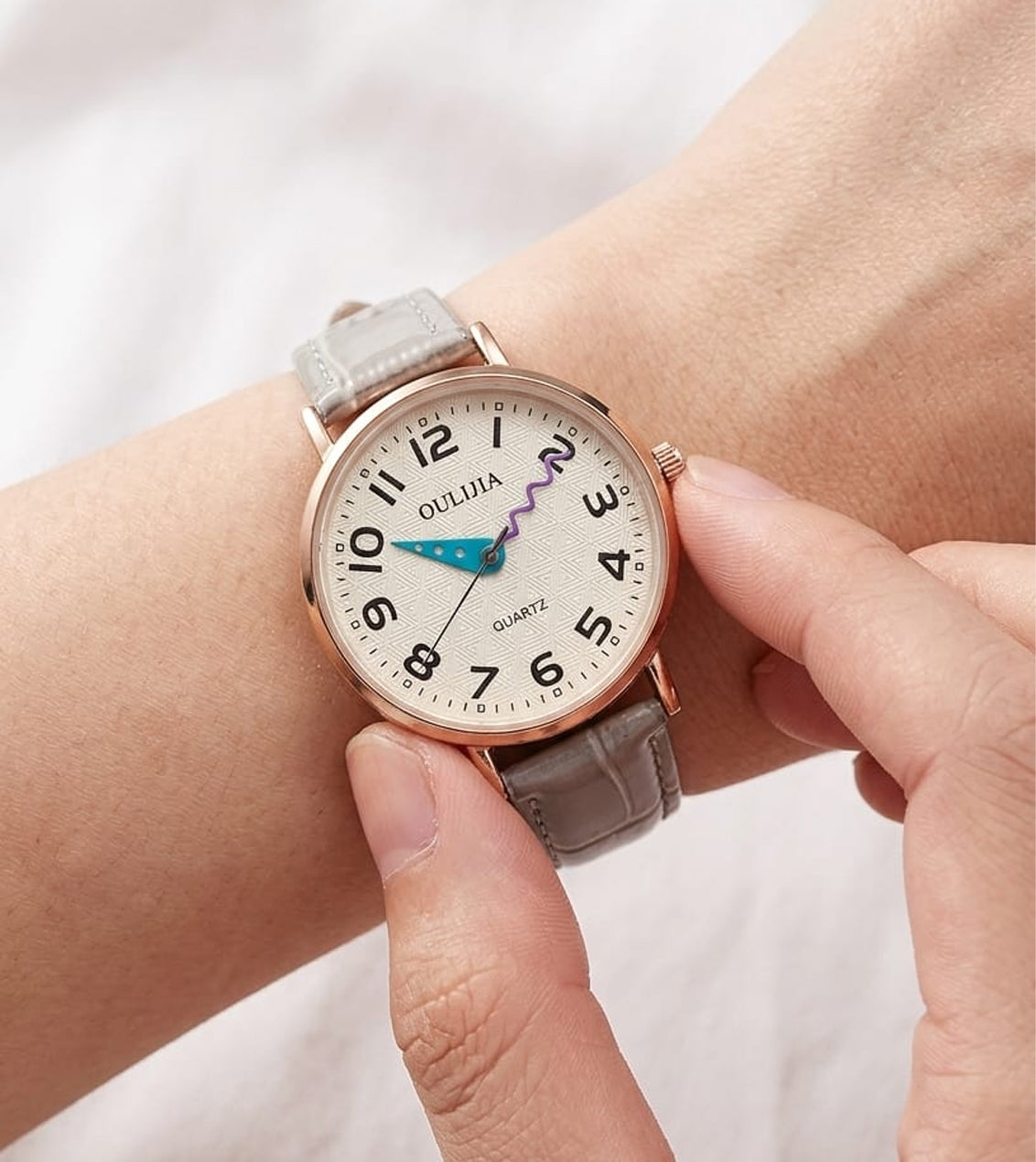 Oulijia Modern Analog Watch for Women