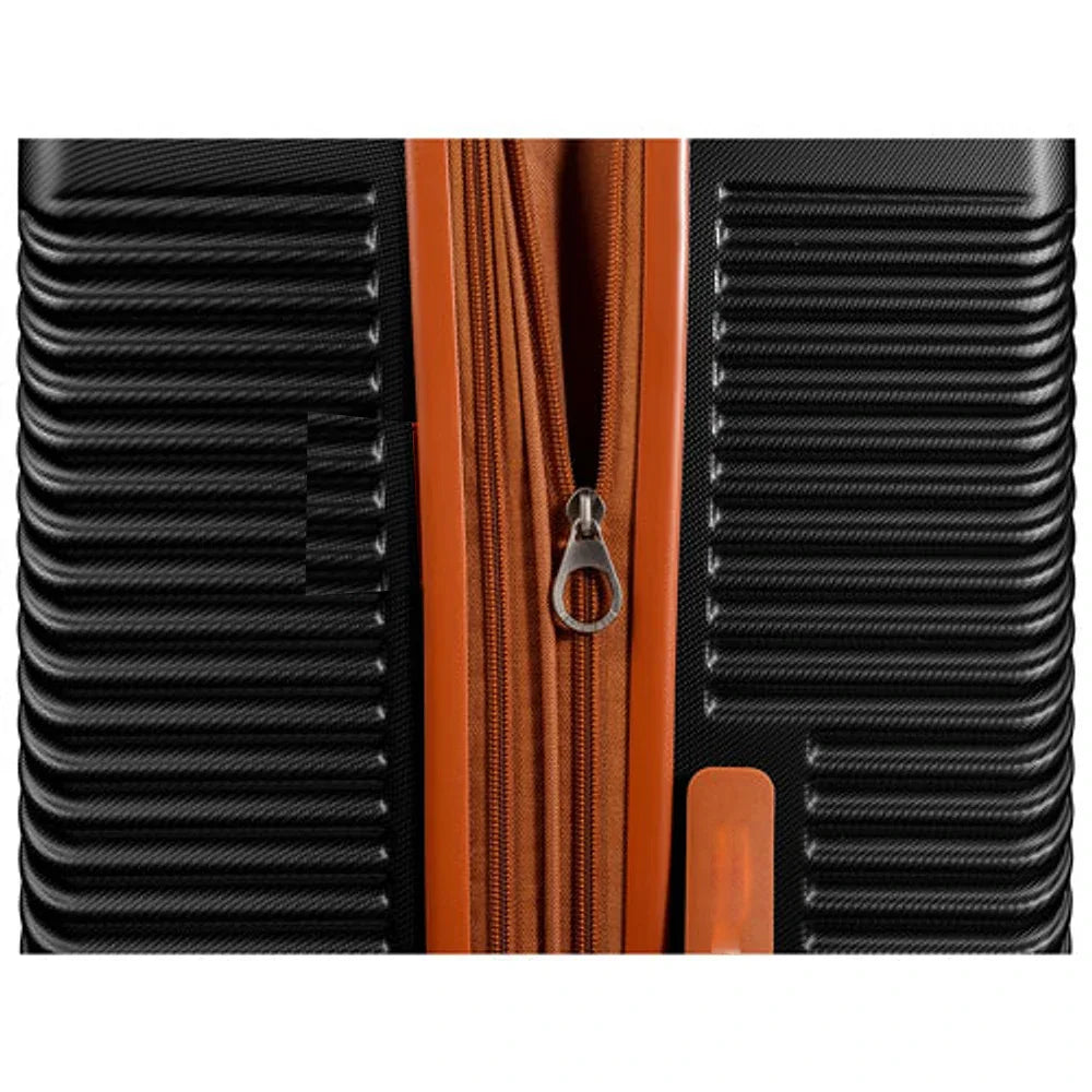 حقيبة أمتعة أميريكان فلاير، مقاس 26 بوصة، مزودة بعجلات لتسجيل الوصول - لون أسود